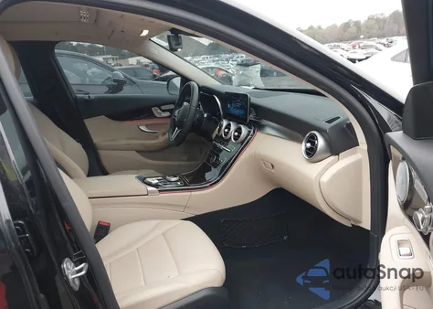 2021 Mercedes-Benz C 300 Sedan z USA, uszkodzony, nr VIN W1KWF8DB2MR646893